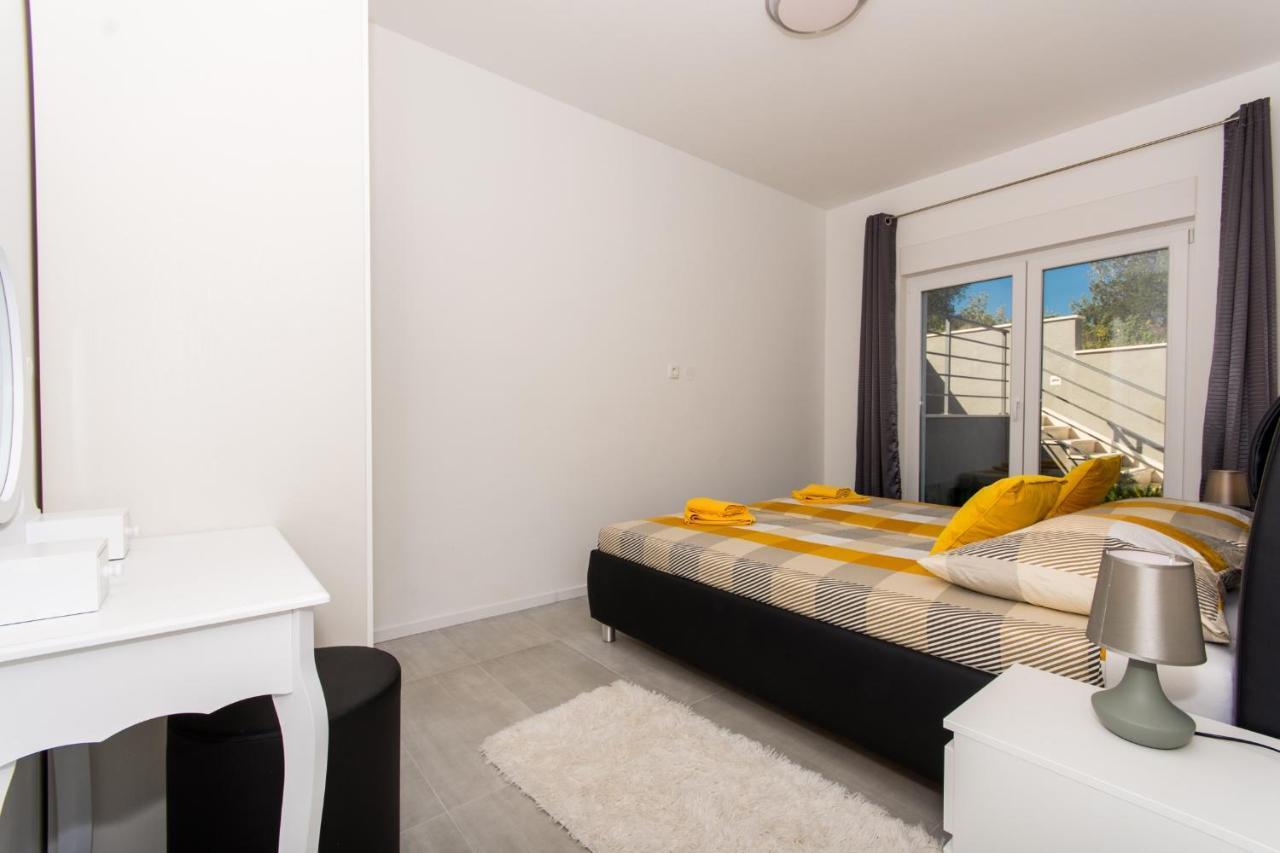 Apartment Julia Trogir Buitenkant foto
